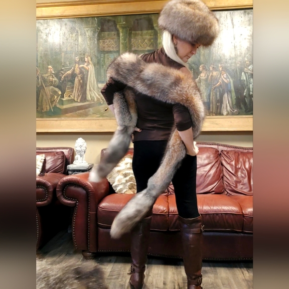 Plush Red/Brown Crystal Fox Fur Wrap & Hat - Picture 7 of 17